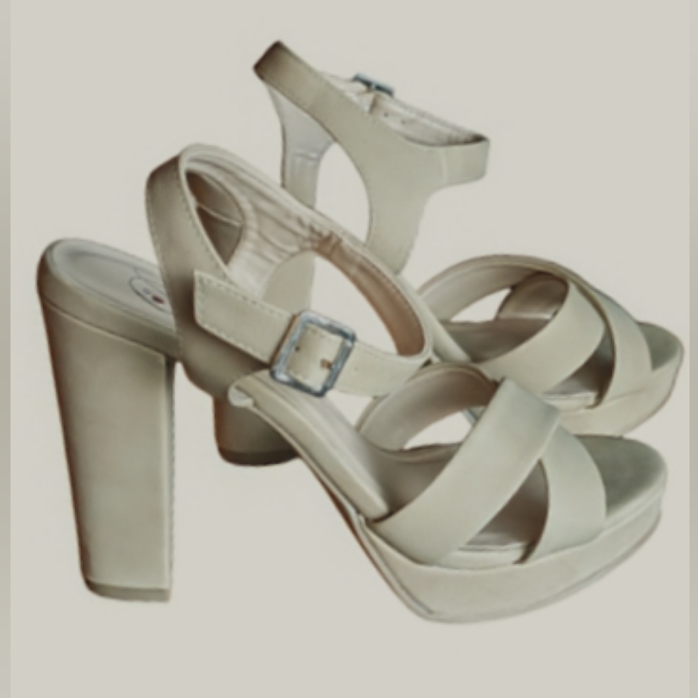EUC Wild Diva cream/tan slingback, crossover straps on toes, silver tone buckle